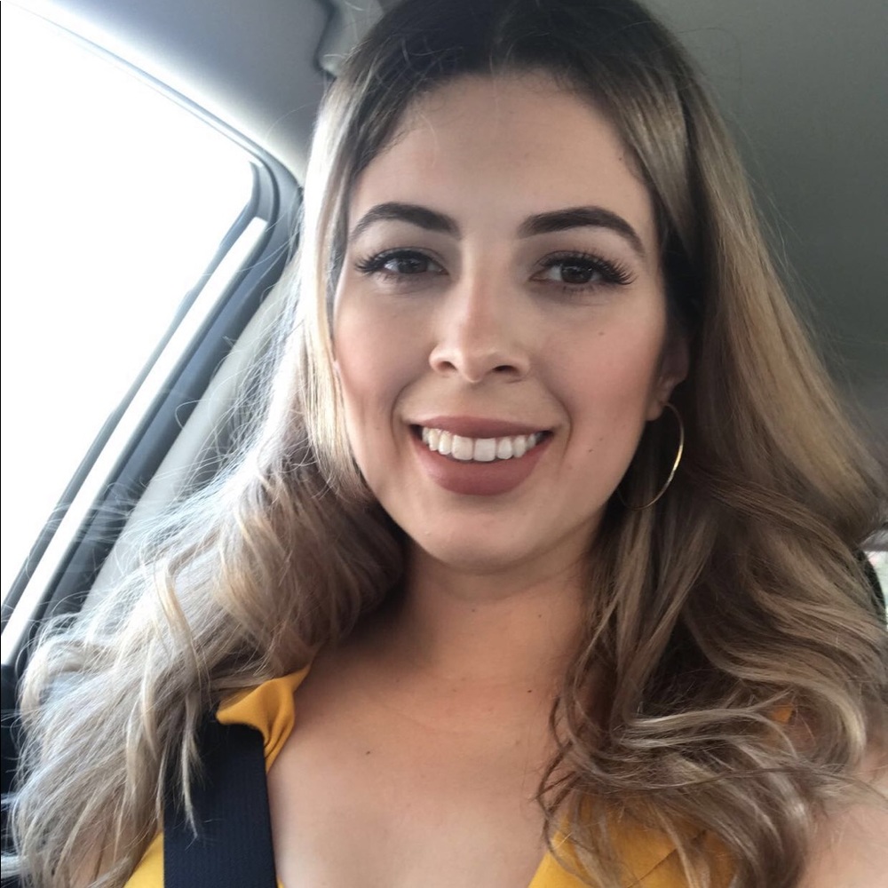 Meet your Posher, Mayeli